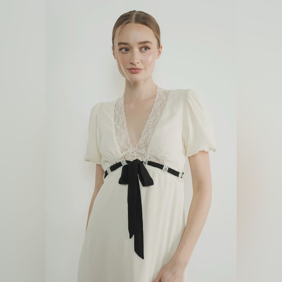 Aaron & amber V Neck Lace Insert Midi Dress
with Bow - Picture 4 of 12